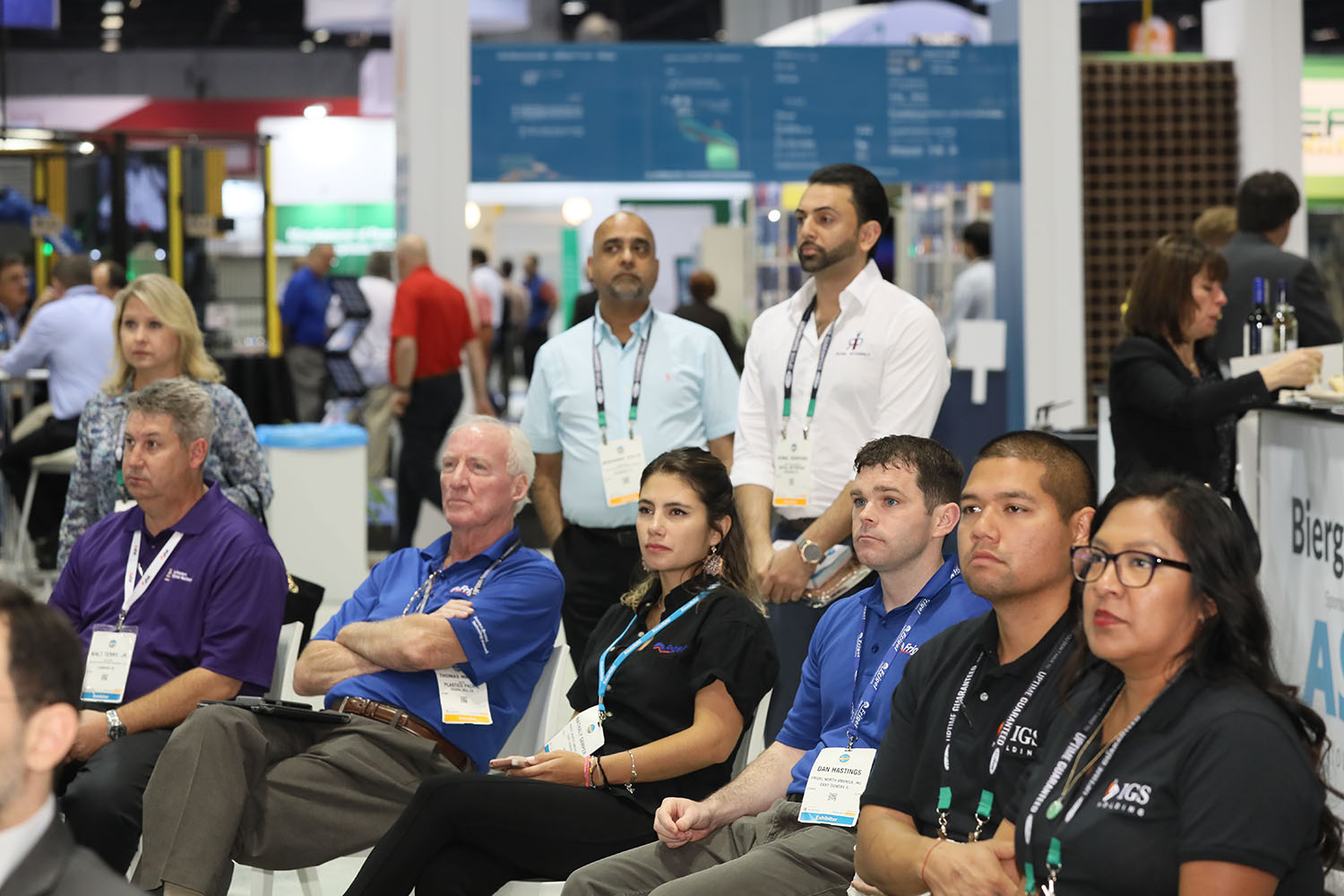 7N1A1232 exhibit hall photo showing large tradeshow floor